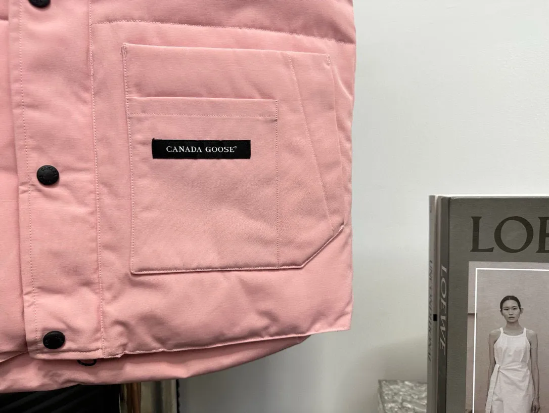 P360 [Canada Goose] Canada Goose #Freestyle Crew 4154M Men’s and Women’s Vest Down# ➖ Imported Behringer embroidery machine with customized 10,000-needle embroidery logo! ➖ Imported 21-count polyester-cotton blended original fabric, using Feather-Light 10D waterproof coating fabric, made of 84.5% polyester fiber and 15.5% cotton, 100% the best feel in the entire network! ➖ The genuine official website uses the national standard 80 white duck down, and will never be misled by false claims such as 90 down or goose down! ➖ 100% nylon nylon lining with double double-layer sealing design to prevent velvet from running away. Top-grade polar fleece is used in the collar and pockets to keep warm and comfortable! ➖ Yoshida YKK provides original custom-made electroplated sliders. YKK two-way lockable zippers are tight and smooth and will not peel off paint! ➖ 3M composite original Velcro is durable, and all accessories and hardware are disassembled and customized! ⛔No slander, no exaggeration, no need for too much copywriting, because it is focused, it is professional!  SIZE: XS S M L XL XXL